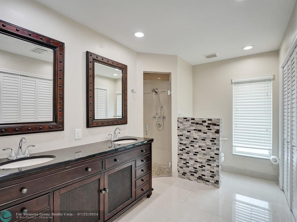 Master Bedroom features 2 Bathrooms