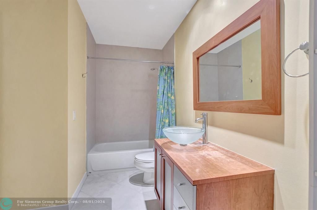 Bathroom with access to 2nd bedroom