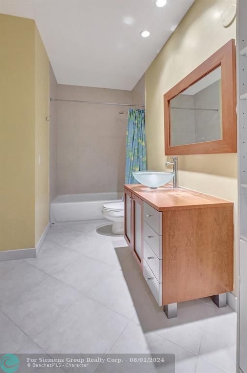 Bathroom with access to 2nd bedroom