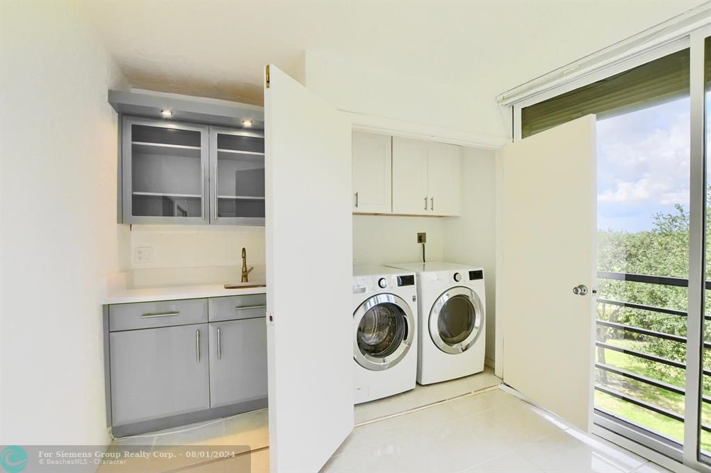 Wet Bar & Seperate Laundry Room area on Patio!